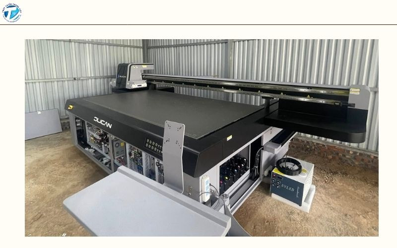 In bằng máy in UV mực khô ngay, hạn chế lem nhòe - sai màu